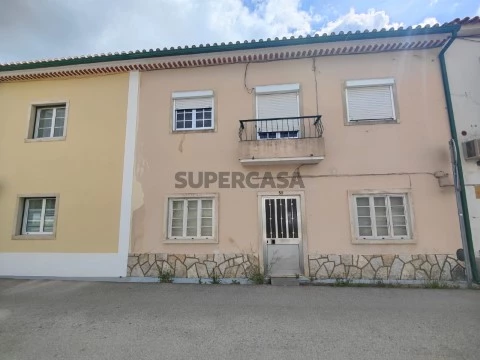 Moradia Bi-Familiar T6 na Rua das Chãs, Torres Novas (Santa Maria, Salvador e Santiago), Torres Novas