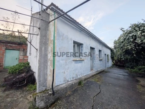 Moradia T4 na Rua dos Poços, Chancelaria, Torres Novas