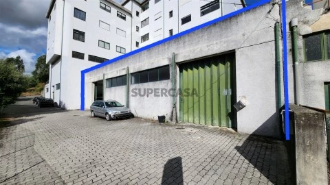 Armazém com 200 m2 em Santo Tirso