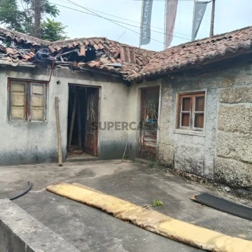 Moradia T3 para remodelar com terreno de 1.514 m² em Silvares, Guimarães
