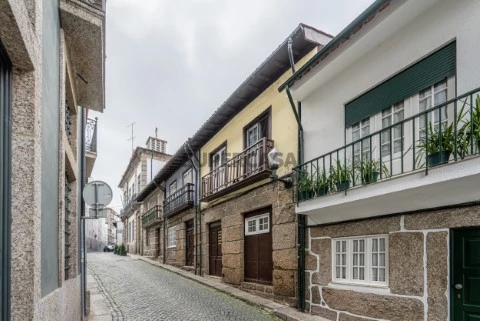 Prédio para Investimento composto por 3 T0 e 1 T1 | Rua Francisco Agra - Guimarães