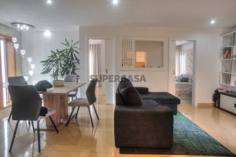 Moradia T4 com Espaço Comercial em Sousa, Felgueiras