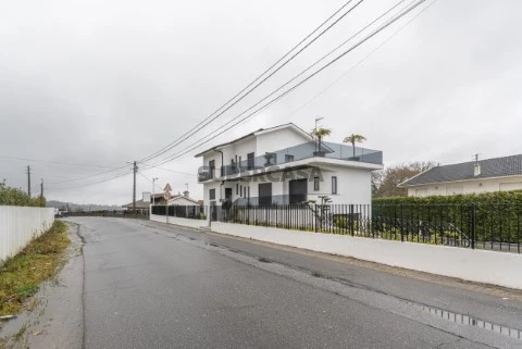 Moradia T4 + T1 com Jardim, Garagem e Excelente Localização - Sousa, Felgueiras