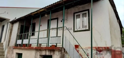 Moradia T3 em Santa Maria de Emeres, Valpaços