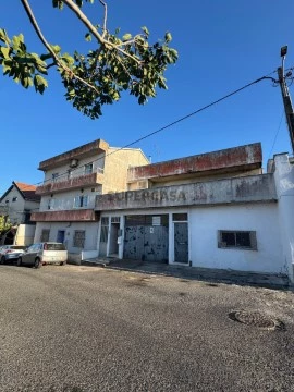 Gebäude auf Camarate, Unhos e Apelação, Loures