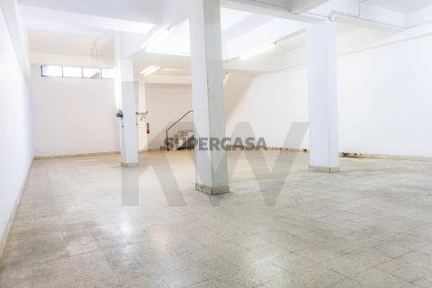 Campo Ourique loja 263m2 dois pisos e logradouro 60m2