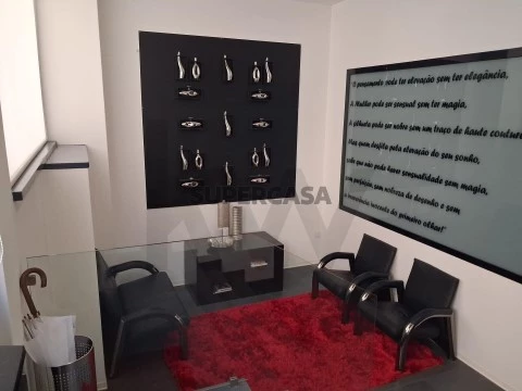 Espaço versátil para escritório, comercio, armazém C/ Garagem(4) a 450m do Metro-Laranjeiras-Benfica