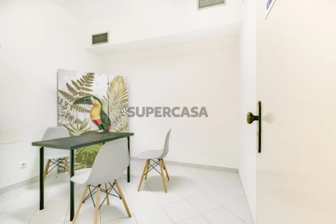 Joint sale of two offices operating as a MEDICAL CLINIC in ODIVELAS