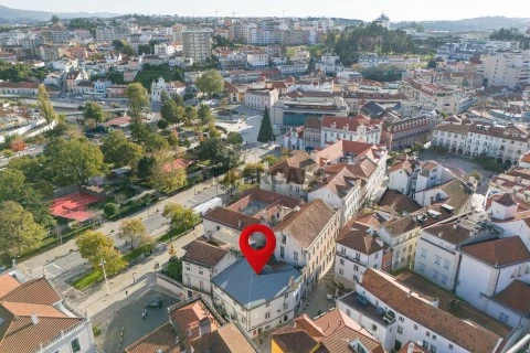 Prédio no Largo Paio Guterres, centro de Leiria.