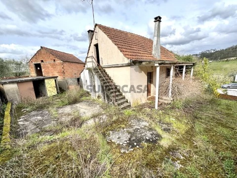 Moradia Isolada T3 e anexos com 485m2 de terreno urbano.