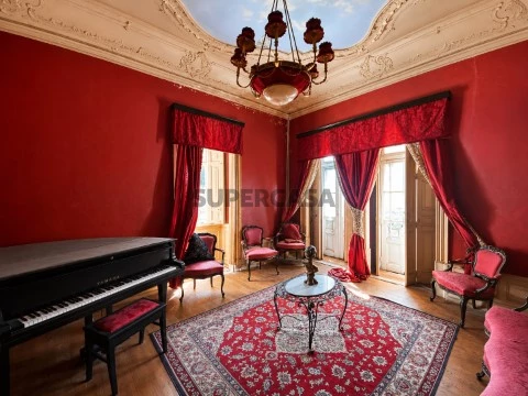 Palacete Único com 29 Divisões, Terraço e Jardim - Uma Joia Histórica em Tortosendo