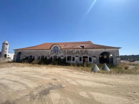 Prédio com viabilidade de construção para um condomínio em Arraiolos - Évora