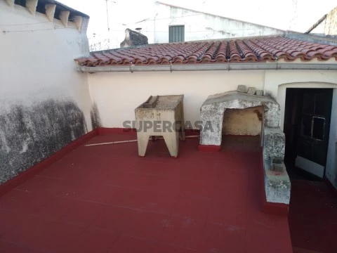 Apartamento T2 c/ 5 divisões e terraço no centro de Elvas