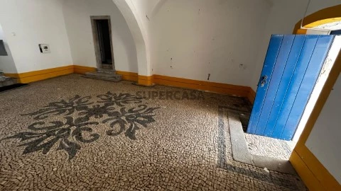 Prédio histórico no centro de Évora com elevado potencial de valorização