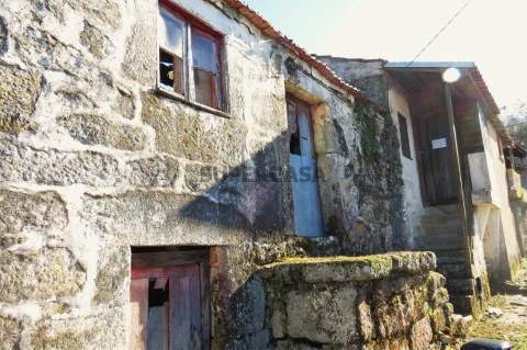 Prédio em Ruínas para Reabilitação em Sabrosa | 480 m² Construção | Lote 405 m²