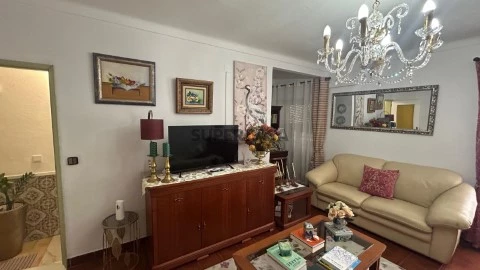 Moradia T6 com duas frações autónomas em propriedade horizontal | Fronteira