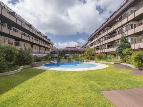 Apartamento T2 em condomínio no Estoril junto aos jardins do Casino