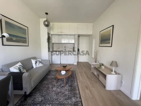 Apartamento T1 recuperado e mobilado com requinte no Alto da Barra em Oeiras