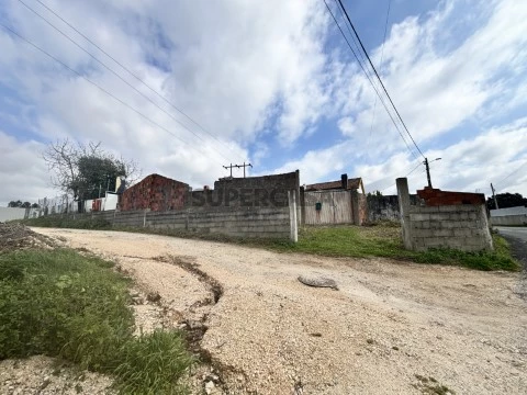 Moradia para recuperar - Regueira de Pontes - Frente