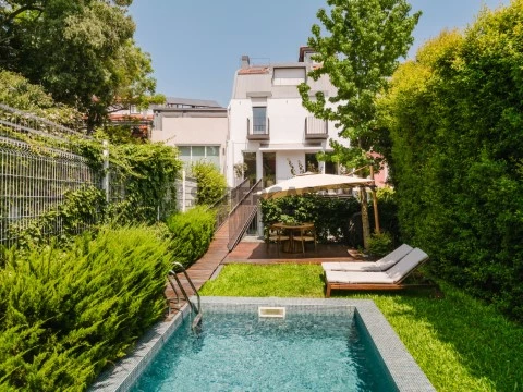 Apartamento duplex T4+1 com jardim e piscina na Lapa