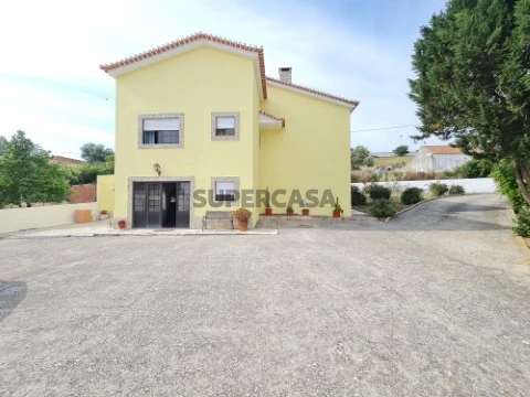 Moradia Isolada T4, com 1.324 m2 de terreno em Brejos da Roussada, Miharado, Mafra