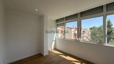 Apartamento T1+1 na Rua Rainha Dona Amélia, Odivelas, Odivelas