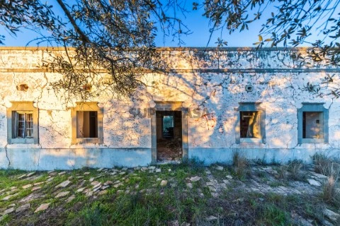 Casa com terreno para reabilitação urbana em Santa Bárbara de Nexe, Faro