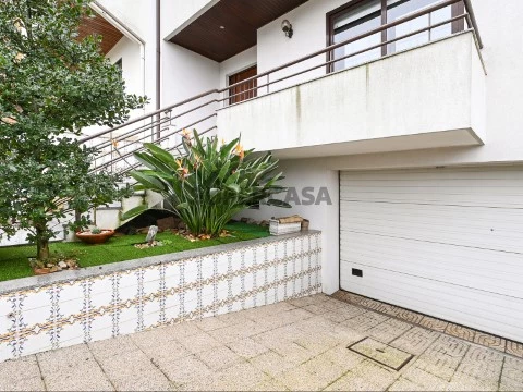 4 bedroom villa for sale next to Gaiashopping in V.N.Gaia