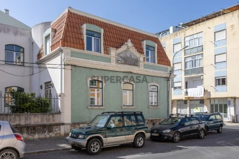 Prédio com 553m2 e páteo no Bairro Salgado