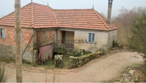 Moradia em pedra para restauro, Castro de Laboreiro, Melgaço, moradia