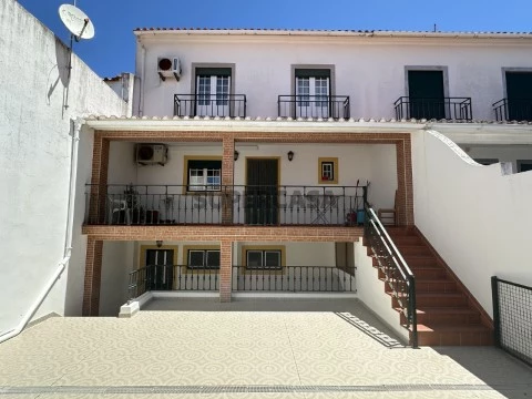 Moradia T4 Triplex em Santo Agostinho e São João Baptista e Santo Amador, Moura