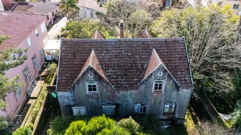 Small Estate in Sintra: Investment Potential!