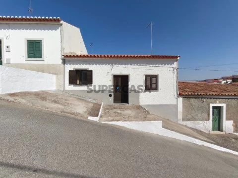 Moradia T4 em Santo Aleixo da Restauração, Moura