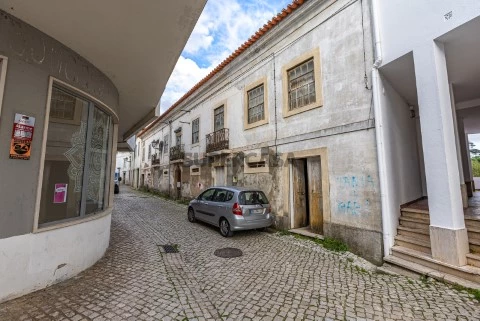 Prédio em Torres Novas (Santa Maria, Salvador e Santiago), Torres Novas