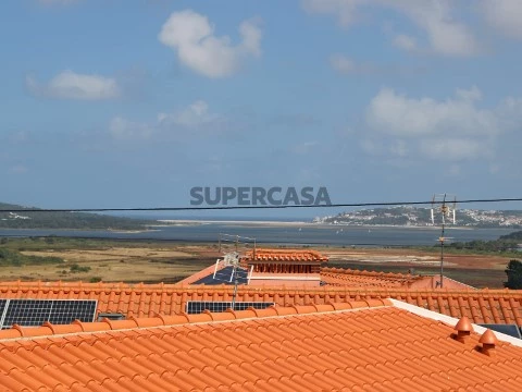 Vista panorâmica para a Lagoa de Óbidos, sobre os telhados do Arelho, num dia de céu azul