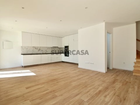 MORADIA T3 A ESTREAR | SALA E COZINHA EM OPEN SPACE
