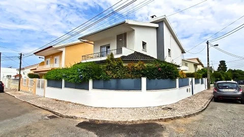 Moradia T4 Isolada com Terraço, Churrasqueira e Garagem em São Domingos de Rana