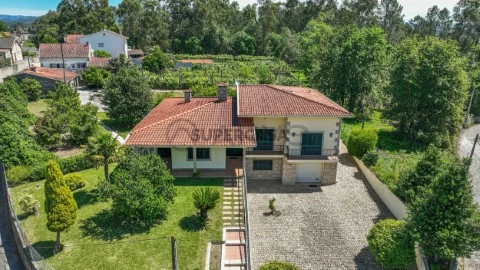 Moradia T4 em Lago, Amares