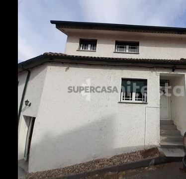 Apartamento T2 na Avenida das Carvalhas, Mões, Castro Daire