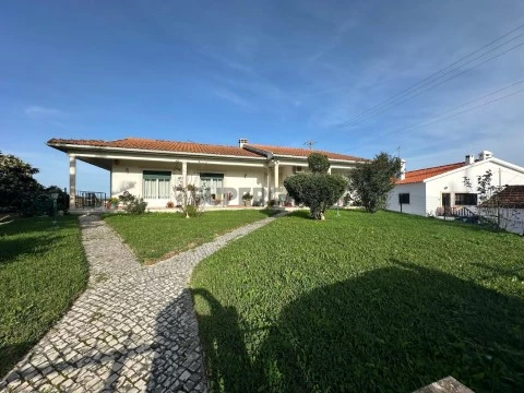 Quintas e casas rústicas T9 na Rua José Júlio da Silva Delgado, Azambujeira e Malaqueijo, Rio Maior