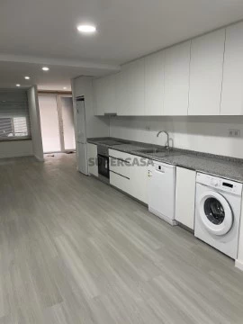 Apartamento T3 em Ponte Pedrinha, Avenida Sá Carneiro, Tarouca, Tarouca