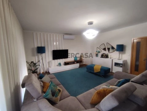 Apartamento T4 na Rua das Flores, Tarouca, Tarouca
