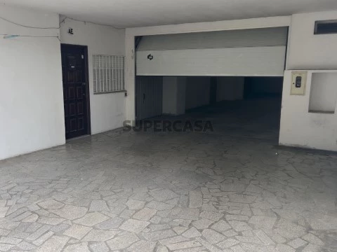Garagem na Rua da Padrela, União das freguesias de Vila Real, Vila Real