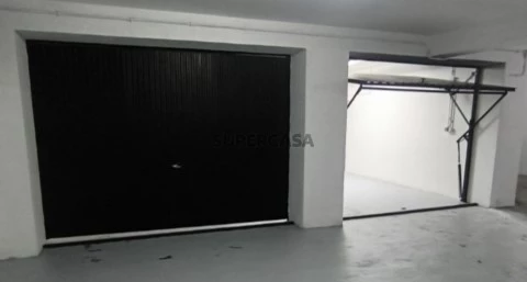 Garagem na Rua Eça de Queiroz, Santo Onofre e Serra do Bouro, Caldas da Rainha