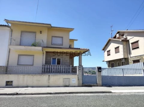 Moradia T4 em Sé, Santa Maria e Meixedo, Bragança