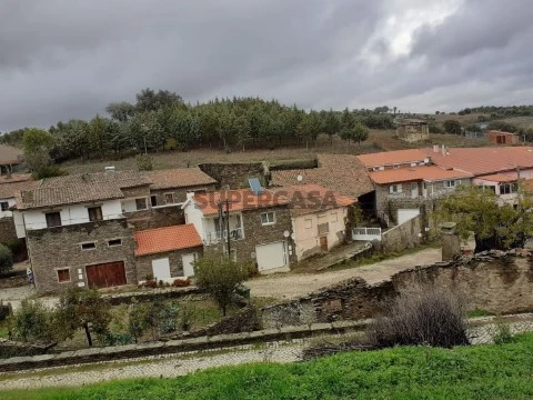 Moradia T3 em Algoso, Campo de Víboras e Uva, Vimioso