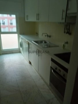 Apartamento T4 na Rua Adelaide Cabete, Carnide, Lisboa