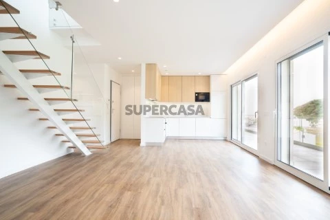 PONTO DE VISTA RESIDÊNCIAS 
| Apartamento D | T3 Duplex | 176 m² |

Sala e cozinha, piso inferior.