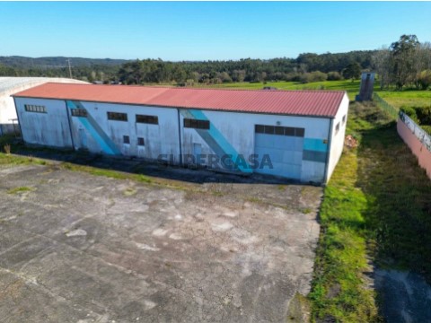 Armazém com logradouro e parque de estacionamento