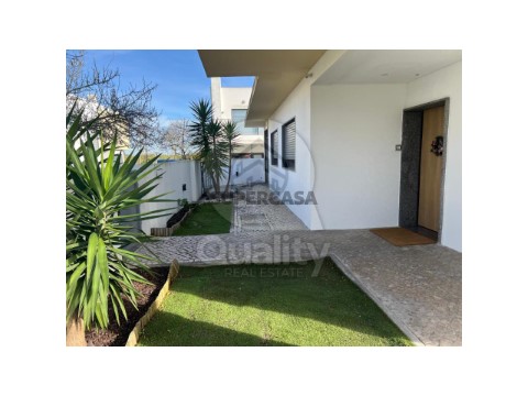 Moradia T4 Duplex em Santo António da Charneca, Barreiro